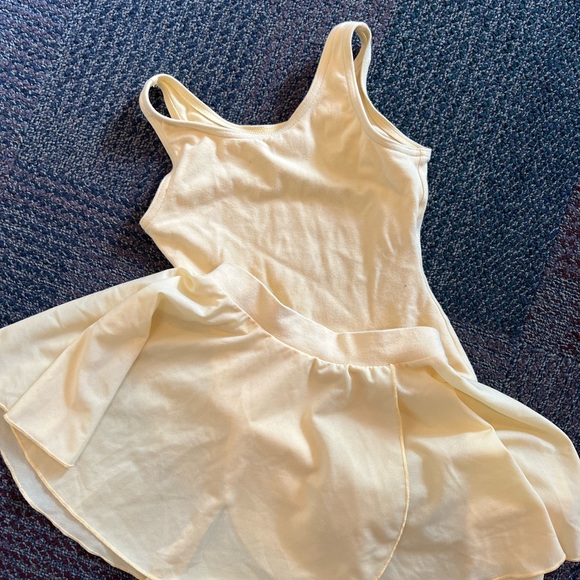 Little girl ballet outfit set for dance class, Capezio leotard & skirt, size 6-7 - Picture 5 of 5